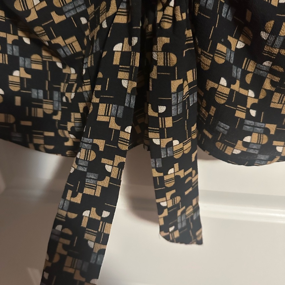 Geometric Patterned Blouse - Picture 2 of 6